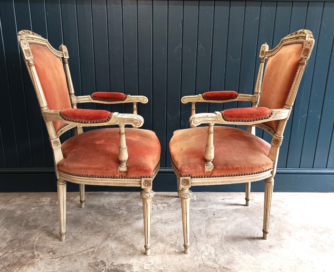 Pair of French Painted Bergère Dining Arm Chairs. (6).jpg